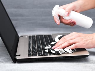 Как безопасно почистить клавиатуру MacBook без риска повреждения: пошаговое руководство